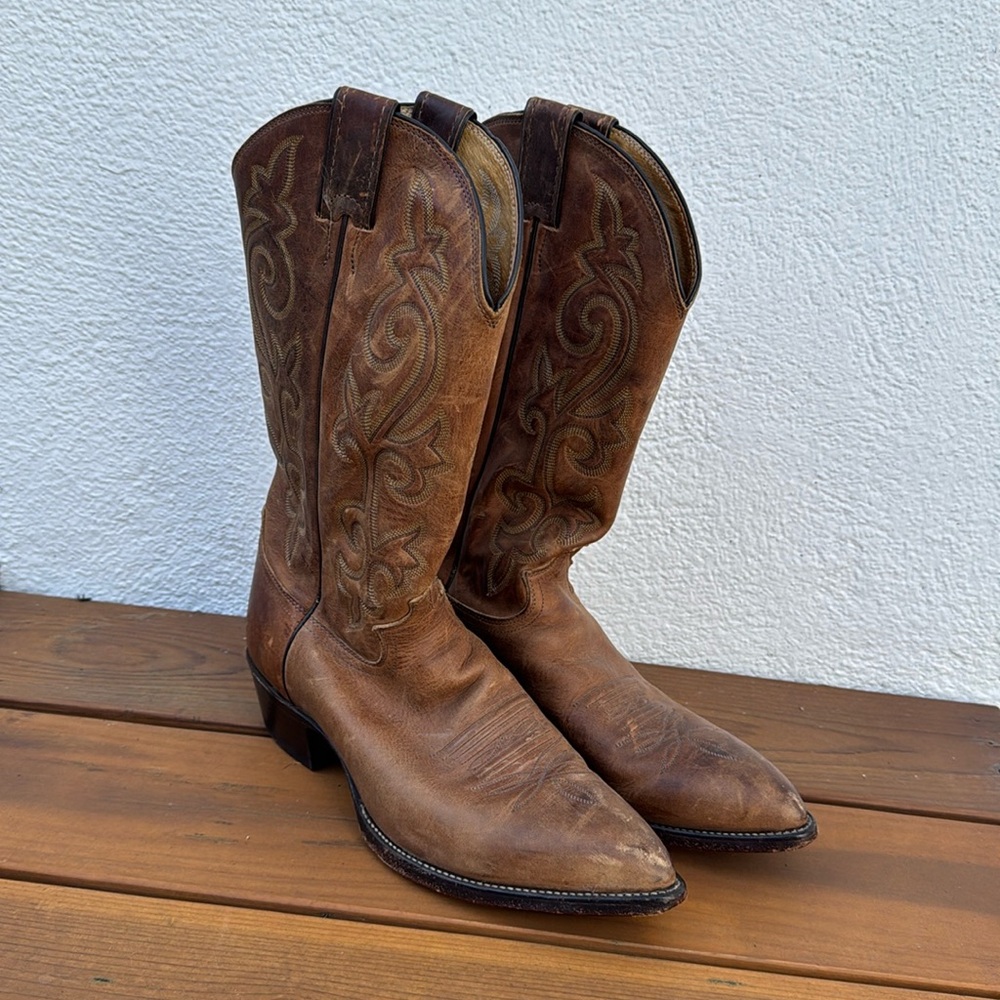 Justin size 9b men’s unisex authentic vintage brown leather cowboy boots.